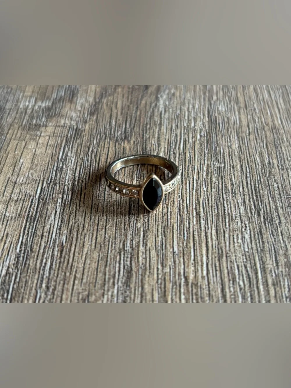 Vintage women’s size 10 marquise-cut black center stone rhinestones metal ring